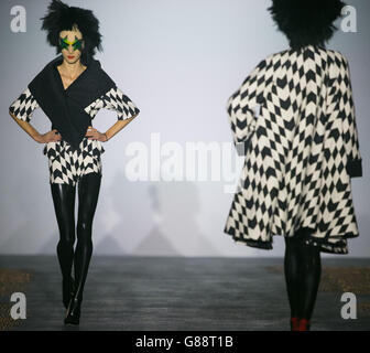 Models auf dem Laufsteg bei der Gareth Pugh Spring/Summer 2016 London Fashion Week Show im BFC Show Space, London. Stockfoto