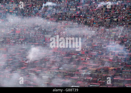 Nebel über Sertar Stadt, Sichuan, China Stockfoto