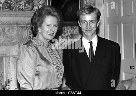 Margaret Thatcher Trifft Jasper Conran. In der Downing Street 10 trifft Premierministerin Margaret Thatcher den Modedesigner Jasper Conran. Stockfoto