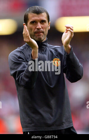 Fußball - FA Cup - Finale - Arsenal gegen Manchester United - Millennium Stadium. Manchester United Kapitän Roy Keane begrüßt die Unterstützung auf Reisen Stockfoto