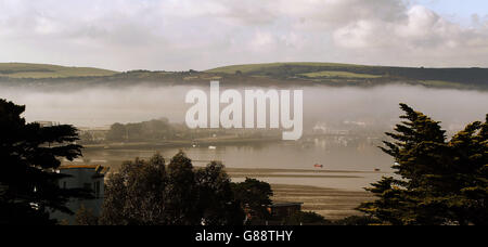 Tief liegender Nebel über Sandbanks am Eingang zum Hafen von Poole in Dorset umhüllt die Purbeck Hills in der Ferne. Stockfoto