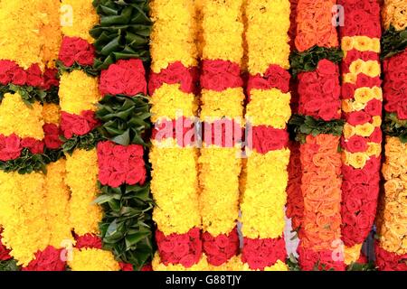 Nahaufnahme des indischen Ringelblume Blumengirlanden am Markt Stockfoto