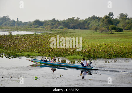 Die Leute sitzen und Longtail-Boot Fahrt zur Donsawan Insel im See Nong Han auf 15. Januar 2016 in Sakon Nakhon, Thailand Stockfoto