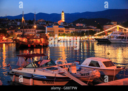 Crikvenica-Stadt in der Dämmerung Stockfoto