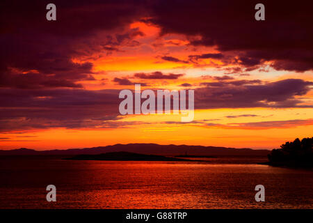 Bewölkten Sonnenuntergang in Dalmatien Stockfoto