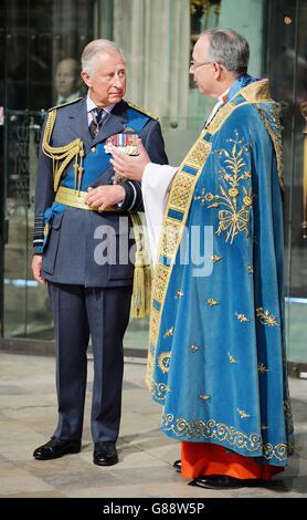 Der Prinz von Wales spricht mit dem Dekan der Westminster Abbey, Dr. John Hall, in der Westminster Abbey im Zentrum von London, vor einem Gottesdienst zum 75. Jahrestag der Schlacht von Großbritannien. Stockfoto