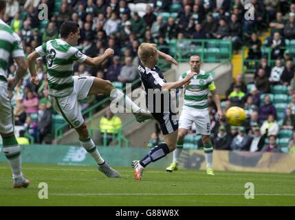 Celtic Tom Rogic (links) erzielt das erste Tor seiner Mannschaft während des Ladbrokes Scottish Premiership Spiels in Celtic Park, Glasgow. Stockfoto