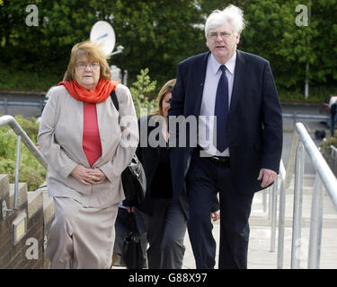 Michael Gallagher und seine Frau Patsy, die ihren Sohn Aiden bei der Bombenexplosion in Omagh verloren haben, kommen am Amtsgericht von Craigavon an, wo ein Mann offiziell wegen des Bombenanschlags in Omagh angeklagt werden soll. Sean Gerard Hoey, 35, ein Elektriker von South Armagh, wird mit 61 Anschuldigungen im Zusammenhang mit dem No-Warning-Bombenanschlag der Real IRA von 1998 auf die Stadt Co Tyrone konfrontiert. Stockfoto