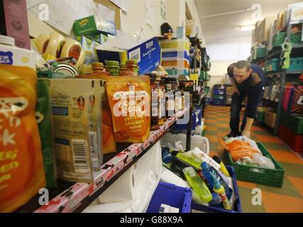 Kyle McCormick bei einer Trussell Trust Foodbank in der Blawarthill Parish Church, Glasgow, als Anti-Armut-Wohltätigkeitsorganisationen die schottische Regierung und Arbeitgeber auffordern, mehr zu tun, um Familien bei der Krisenvermeidung zu helfen, in einem neuen Bericht über die Verwendung von Lebensmittelbanken. Stockfoto