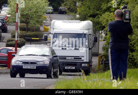 Sean Gerard Hoey kommt in einem Gefängniswagen an. Hoey, 35, ein Elektriker von South Armagh, wird mit 61 Anschuldigungen im Zusammenhang mit dem No-Warnung-Bombenanschlag der Real IRA von 1998 auf die Stadt Co Tyrone konfrontiert. Stockfoto