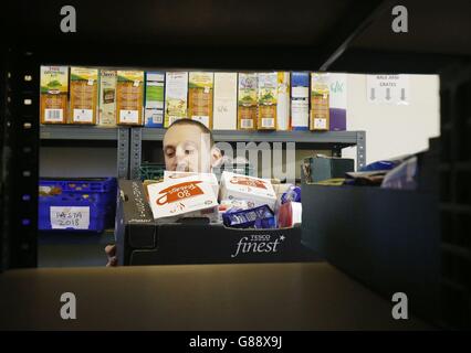 Kyle McCormick bei einer Trussell Trust Foodbank in der Blawarthill Parish Church, Glasgow, als Anti-Armut-Wohltätigkeitsorganisationen die schottische Regierung und Arbeitgeber auffordern, mehr zu tun, um Familien bei der Krisenvermeidung zu helfen, in einem neuen Bericht über die Verwendung von Lebensmittelbanken. Stockfoto