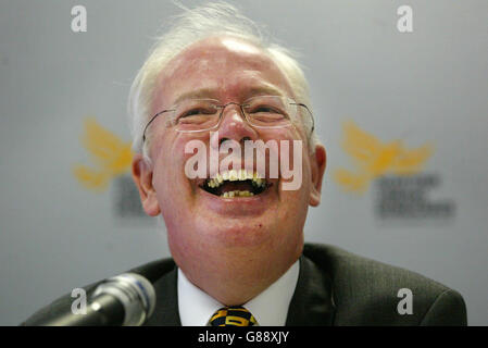 Schottlands stellvertretender erster Minister Jim Wallace, nachdem er angekündigt hatte, dass er als Führer der schottischen Liberaldemokraten abtreten werde. Stockfoto