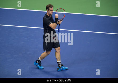 Andy Murray feiert während seiner 1. Runde Männer-Einzel-Spiel gegen Nick Kyrgios am zweiten Tag der US Open bei den US Open im Billie Jean King National Tennis Center am 1. September 2015 in New York, USA. Stockfoto