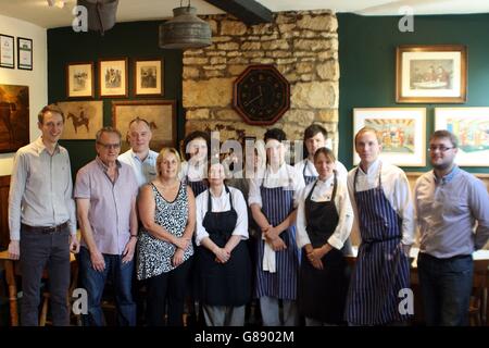 Das Personal im Horse & Groom Pub in Bourton-on-the-Hill, Gloucestershire, das mit dem Good Beer Guide's Pub of the Year Award 2016 ausgezeichnet wurde. Der Pub wird von den Brüdern Tom und will Greenstock geführt. Stockfoto