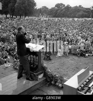 Der amerikanische Evangelist Dr. Billy Graham predigt vor der Menge bei einer Open-Air-Kundgebung im Victoria Park, London. Stockfoto