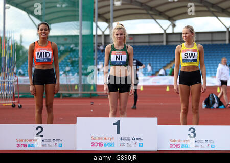 (l-r) Isabelle Cain-Daley von England Midlands, Phoebe Tan von Nordirland und Octavia Cavill von England South West erhalten ihre Hochsprung-Medaillen bei den Sainsbury's School Games 2015 in der Manchester Regional Arena. Stockfoto