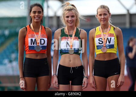 (l-r) Isabelle Cain-Daley von England Midlands, Phoebe Tan von Nordirland und Octavia Cavill von England South West erhalten ihre Hochsprung-Medaillen bei den Sainsbury's School Games 2015 in der Manchester Regional Arena. Stockfoto