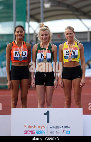 (l-r) Isabelle Cain-Daley von England Midlands, Phoebe Tan von Nordirland und Octavia Cavill von England South West erhalten ihre Hochsprung-Medaillen bei den Sainsbury's School Games 2015 in der Manchester Regional Arena. Stockfoto