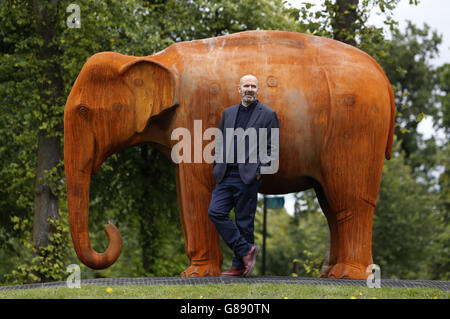 Der Künstler Kenny Hunter enthüllt eine lebensgroße asiatische Elefantenskulptur, die zum Teil aus verschrottenen Lokomotiventeilen der nahe gelegenen Govan-Werften gegossen wurde, im Bellahouston Park in Glasgow. Stockfoto