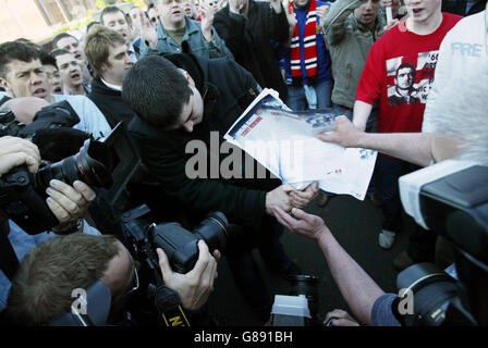 Fußball - Manchester United's Old Trafford Stadium. Die Fans von Manchester United brennen während eines Protestes gegen Malcolm Glazer Briefe aus dem Club über die Erneuerung ihrer Dauerkarten. Stockfoto