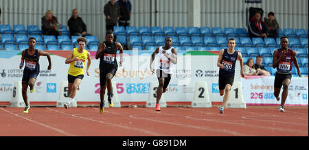 Sport - Sainsbury's 2015 School Games - Tag zwei - Manchester. Die Athleten treten bei den Schulspielen von Sainsbury 2015 in der Manchester Regional Arena in der 200 m langen Jungen-Sportveranstaltung an. Stockfoto