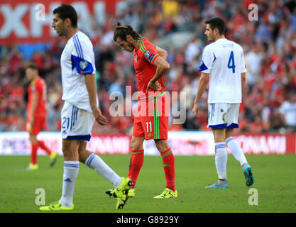 Gareth Bale von Wales sieht beim Qualifikationsspiel der UEFA Euro 2016 im Cardiff City Stadium, Cardiff, niedergeschlagen aus. Stockfoto