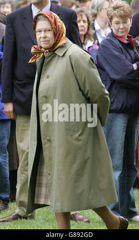 Die britische Königin Elizabeth II. Sieht zu, wie der Herzog von Edinburgh am Pony-Four-in-Hand teilnimmt. Stockfoto