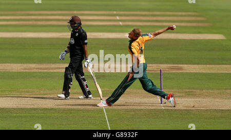 Stuart Broad von Nottinghamshire beugte sich während des Halbfinalmatches des Royal London One-Day Cup im Kia Oval, London. Stockfoto