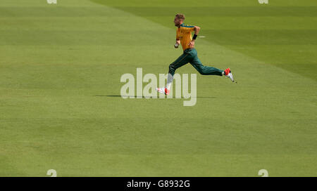 Stuart Broad von Nottinghamshire beugte sich während des Halbfinalmatches des Royal London One-Day Cup im Kia Oval, London. Stockfoto