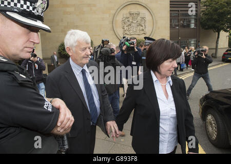 John und Marian Buckley verlassen das hohe Gericht in Glasgow, nachdem Alexander Pacteau wegen des Mordes an ihrer 24-jährigen Tochter Karen Buckley zu 23 Jahren Gefängnis verurteilt wurde. Stockfoto