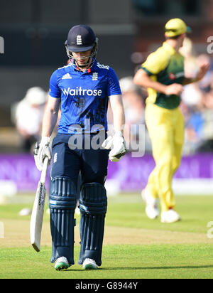 Der Engländer Eion Morgan verlässt das Feld, nachdem er beim dritten Spiel der Royal London One Day International Series im Emirates Old Trafford, Manchester, vom Bowling des australischen Kollegen Glenn Maxwell erwischt wurde. Stockfoto