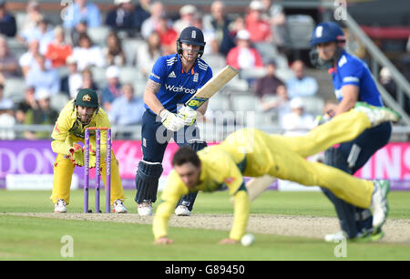 Englsnds Ben Stokes beobachtet, wie sein Schuss beim dritten Spiel der Royal London One Day International Series im Emirates Old Trafford, Manchester, an Australiens Glenn Maxwell vorbeigeht. Stockfoto