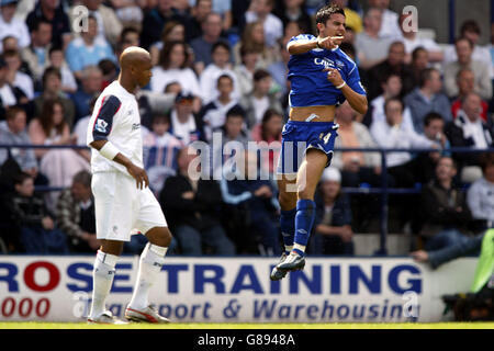 Fußball - FA Barclays Premiership - Bolton Wanderers gegen Everton - Reebok Stadium. Evertons Tim Cahill feiert sein Tor gegen Bolton Wanderers. Stockfoto