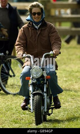 Royal Windsor Horse Show. Lady Penny Romsey auf einem Mini-Motorrad. Stockfoto