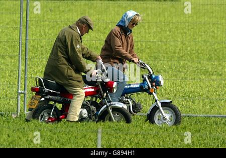 HRH der Herzog von Edinburugh und Lady Penny Romsey auf Mini-Motorrädern. Stockfoto