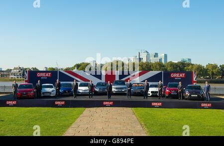 Wirtschaftsminister Sajid Javid (Mitte) mit Führungskräften der britischen Automobilhersteller (von links nach rechts), Geschäftsführer von Vauxhall, Tim Tozer, CEO von Aston Martin, Andy Palmer, Geschäftsführer von Honda UK, Philip Crossman, stellvertretender Geschäftsführer von Toyota Manufacturing UK, Tony Walker, Mitglied des Vorstands, Bentley Motors Kevin Rose, Mike Hawes, Vorstandsvorsitzender der Society of Motor Manufacturers and Traders, Jaguar Land Rover, Mike Wright, Geschäftsführer von Nissan Motors UK, James Wright, Joe Greenwall, CEO, UKTI Automotive Investment Organization und Geschäftsführer der BMW Group Stockfoto