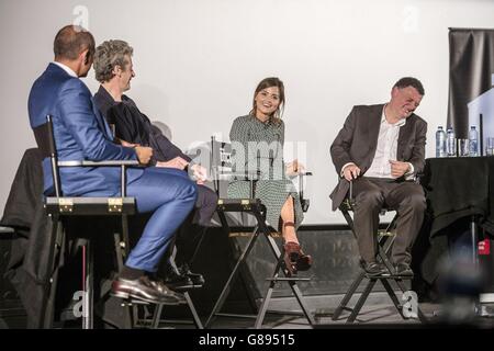 Darsteller von Doctor Who, Jenna Coleman und Peter Capaldi sowie Autor Steven Moffat (rechts) beantworten Fragen von Zuschauern im Cineworld in Cardiff, wo Episoden für die neue DR Who-Serie gezeigt werden. Stockfoto