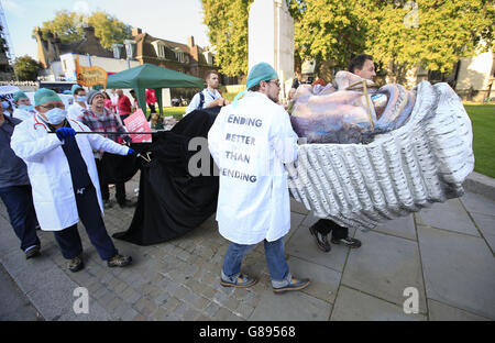 Demonstranten vor den Houses of Parliament in London, während Abgeordnete über den assistierten Sterbegesetz debattieren und abstimmen. Stockfoto