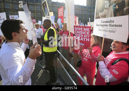 Demonstranten vor den Houses of Parliament in London, während Abgeordnete über den assistierten Sterbegesetz debattieren und abstimmen. Stockfoto