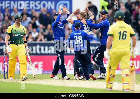 England's David Willey (Mitte) feiert, nachdem er das Wicket von Australien's Steve Smith (links), während des vierten Spiels der Royal London One Day International Series im Headingley Carnegie Cricket Ground, Leeds. Stockfoto