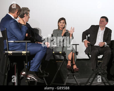 Darsteller von Doctor Who, Jenna Coleman und Peter Capaldi sowie Autor Steven Moffat (rechts) beantworten Fragen von Zuschauern Stockfoto