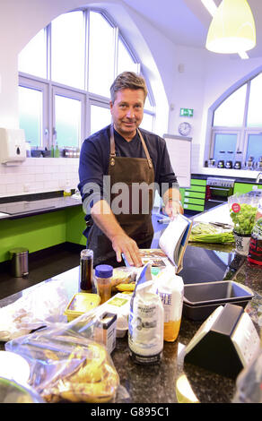 John Torode veröffentlicht sein neues Buch My Kind of Food an der Central Street Cookery School, London. DRÜCKEN Sie VERBANDSFOTO. Bilddatum: Donnerstag, 10. September 2015. Bildnachweis sollte lauten: Ian West/PA Wire Stockfoto