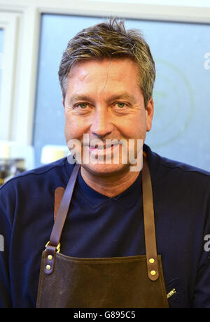 John Torode veröffentlicht sein neues Buch My Kind of Food an der Central Street Cookery School, London. DRÜCKEN Sie VERBANDSFOTO. Bilddatum: Donnerstag, 10. September 2015. Bildnachweis sollte lauten: Ian West/PA Wire Stockfoto