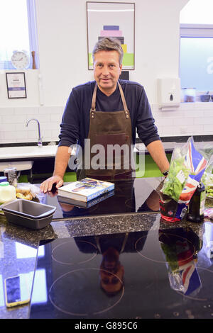 John Torode veröffentlicht sein neues Buch My Kind of Food an der Central Street Cookery School, London. DRÜCKEN Sie VERBANDSFOTO. Bilddatum: Donnerstag, 10. September 2015. Bildnachweis sollte lauten: Ian West/PA Wire Stockfoto