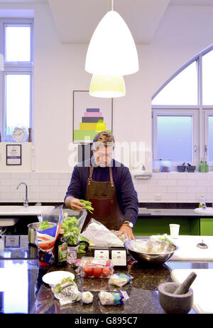 John Torode veröffentlicht sein neues Buch My Kind of Food an der Central Street Cookery School, London. DRÜCKEN Sie VERBANDSFOTO. Bilddatum: Donnerstag, 10. September 2015. Bildnachweis sollte lauten: Ian West/PA Wire Stockfoto