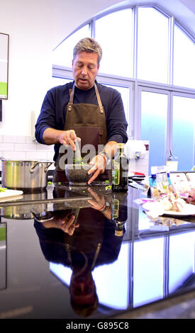 John Torode veröffentlicht sein neues Buch My Kind of Food an der Central Street Cookery School, London. DRÜCKEN Sie VERBANDSFOTO. Bilddatum: Donnerstag, 10. September 2015. Bildnachweis sollte lauten: Ian West/PA Wire Stockfoto