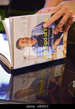 John Torode veröffentlicht sein neues Buch My Kind of Food an der Central Street Cookery School, London. DRÜCKEN Sie VERBANDSFOTO. Bilddatum: Donnerstag, 10. September 2015. Bildnachweis sollte lauten: Ian West/PA Wire Stockfoto