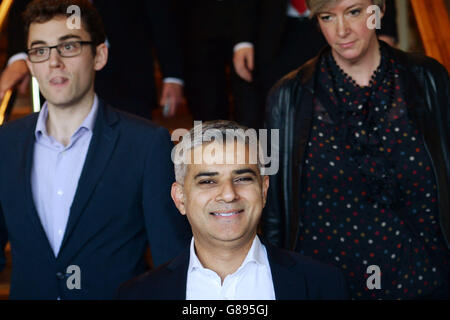 Der Abgeordnete Sadiq Khan trifft Labour-Mitglieder in London, nachdem bekannt gegeben wurde, dass er als Kandidat der Labour-Partei gewählt wurde, um 2016 für den Londoner Bürgermeister kandidieren zu können. Stockfoto