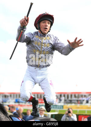 Frankie Dettori feiert den Gewinn des Fly Aer Lingus aus Doncaster Sheffield Flying Childers Stakes an Bord von Gutaifan am dritten Tag des Ladbrokes St Leger Festivals 2015 auf der Doncaster Racecourse, Doncaster. Stockfoto