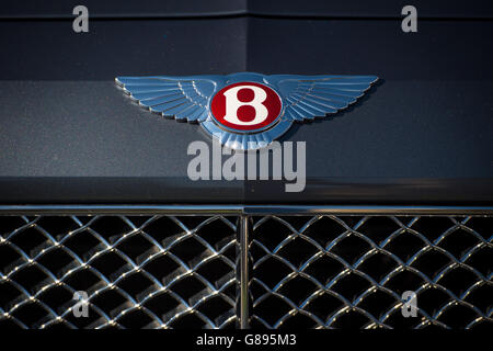 Fahrzeugbestand. Gesamtansicht eines Bentley-Logos auf einem Bentley Flying Spur. Stockfoto